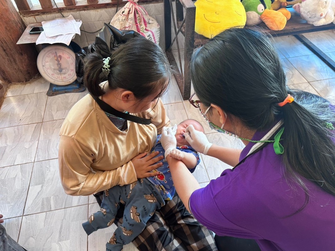 14 พ.ย.67 รพ.สต.บ้านสันป่าไร่ ออกหน่วยฉีดวัคซีนเด็กอายุ 2 เดือน ถึง 4 ปี และ นร.ป.6 หมู่ 6 บ้านห้วยกระทิง จำนวน 24 ราย พร้อมทั่งเจาะเลือดตรวจ hct , จ่ายยา para syr , ferrous syr และ ยืนยันตัวตน(Authen)