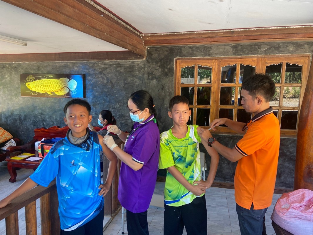 14 พ.ย.67 รพ.สต.บ้านสันป่าไร่ ออกหน่วยฉีดวัคซีนเด็กอายุ 2 เดือน ถึง 4 ปี และ นร.ป.6 หมู่ 6 บ้านห้วยกระทิง จำนวน 24 ราย พร้อมทั่งเจาะเลือดตรวจ hct , จ่ายยา para syr , ferrous syr และ ยืนยันตัวตน(Authen)