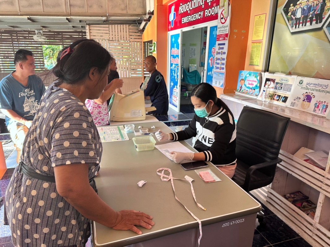 19-20 พ.ย.67 รพ.สต.บ้านสันป่าไร่ เจาะเลือด(screening lab)ผู้ป่วย NCD กลุ่ม 2 โรคความดันโลหิตสูง จำนวน 51 ราย พร้อมทั้งตรวจปัสสาวะ , ตรวจคลื่นไฟฟ้าหัวใจ(EKG) , วัดรอบเอว , ยืนยันตัวตน(Authen)