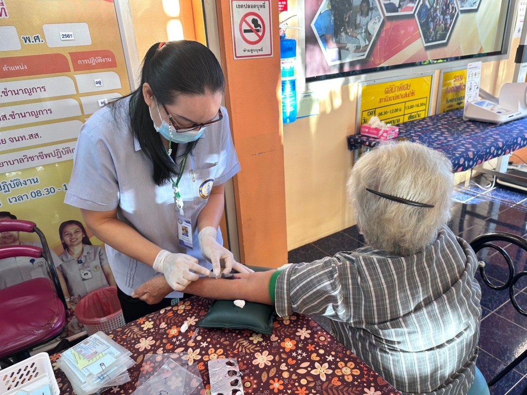 19-20 พ.ย.67 รพ.สต.บ้านสันป่าไร่ เจาะเลือด(screening lab)ผู้ป่วย NCD กลุ่ม 2 โรคความดันโลหิตสูง จำนวน 51 ราย พร้อมทั้งตรวจปัสสาวะ , ตรวจคลื่นไฟฟ้าหัวใจ(EKG) , วัดรอบเอว , ยืนยันตัวตน(Authen)