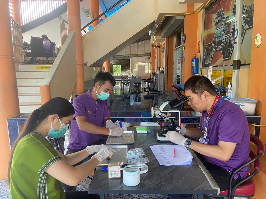 22 พ.ย. 67 นายอดิศร เทียนพานิช ผอ.รพ.สต.บ้านสันป่าไร่ ร่วมกับนายกันตพงศ์ ฉลากมงคล ผู้ช่วยเจ้าหน้าที่สาธารณสุขและน.ส.วาสนา กึกก้องโลกา พยาบาลวิชาชีพปฎิบัติการ ตรวจอุจจาระเพื่อค้นหาไข่พยาธิในโครงการตรวจหาหนอนพยาธิในเด็กนักเรียนโรงเรียนพระราชดำริโรงเรียนบ้าน