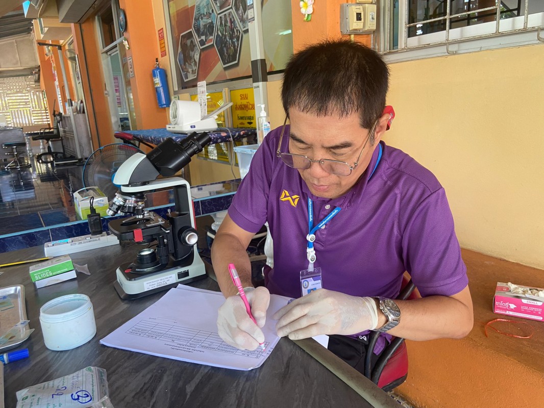 22 พ.ย. 67 นายอดิศร เทียนพานิช ผอ.รพ.สต.บ้านสันป่าไร่ ร่วมกับนายกันตพงศ์ ฉลากมงคล ผู้ช่วยเจ้าหน้าที่สาธารณสุขและน.ส.วาสนา กึกก้องโลกา พยาบาลวิชาชีพปฎิบัติการ ตรวจอุจจาระเพื่อค้นหาไข่พยาธิในโครงการตรวจหาหนอนพยาธิในเด็กนักเรียนโรงเรียนพระราชดำริโรงเรียนบ้าน