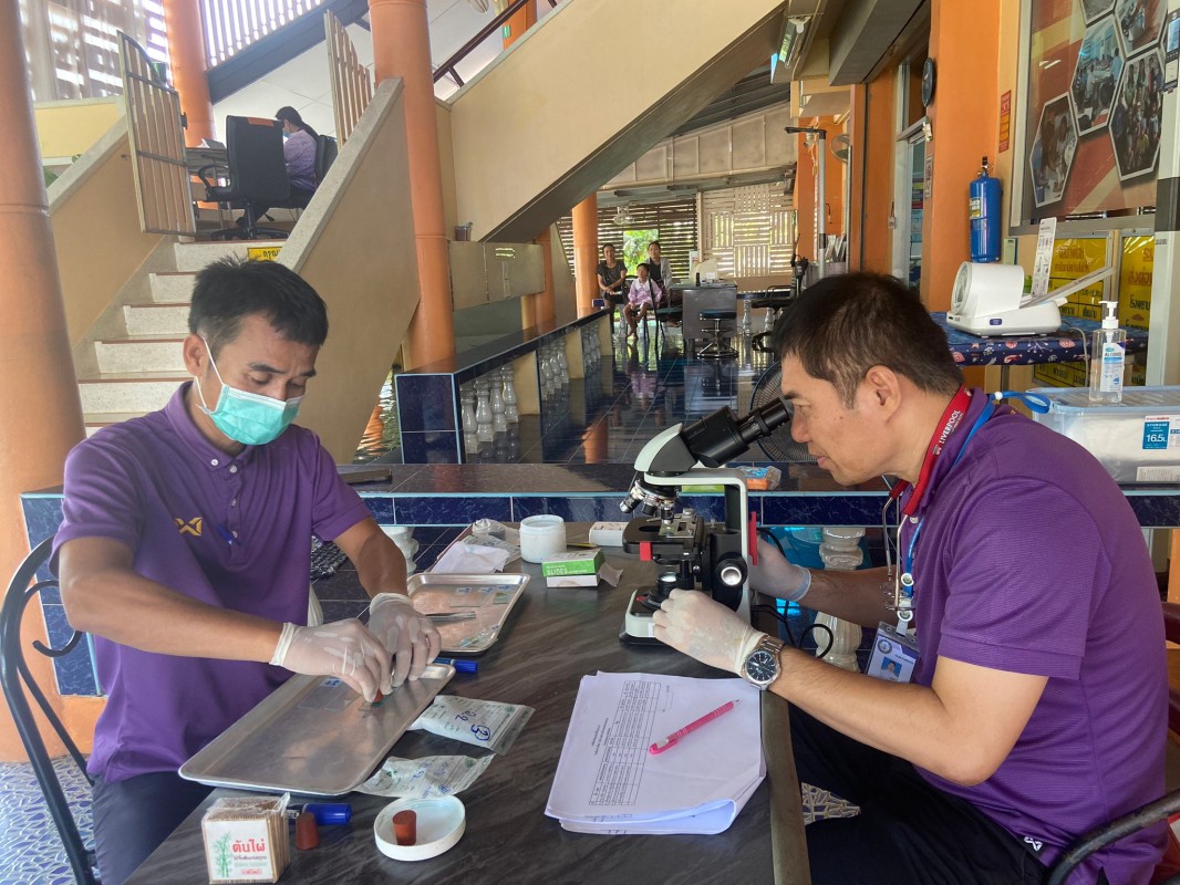 22 พ.ย. 67 นายอดิศร เทียนพานิช ผอ.รพ.สต.บ้านสันป่าไร่ ร่วมกับนายกันตพงศ์ ฉลากมงคล ผู้ช่วยเจ้าหน้าที่สาธารณสุขและน.ส.วาสนา กึกก้องโลกา พยาบาลวิชาชีพปฎิบัติการ ตรวจอุจจาระเพื่อค้นหาไข่พยาธิในโครงการตรวจหาหนอนพยาธิในเด็กนักเรียนโรงเรียนพระราชดำริโรงเรียนบ้าน