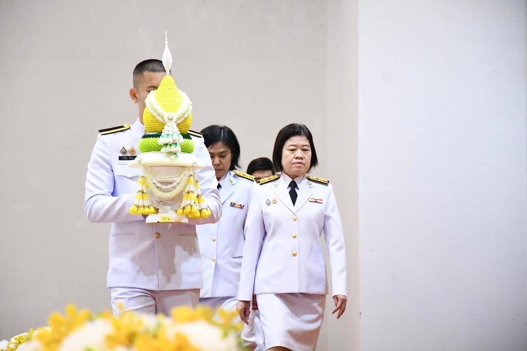 อบจ.ตาก เข้าร่วมพิธีทำบุญตักบาตร และพิธีวางพานพุ่มวันพ่อแห่งชาติ 5 ธันวาคม