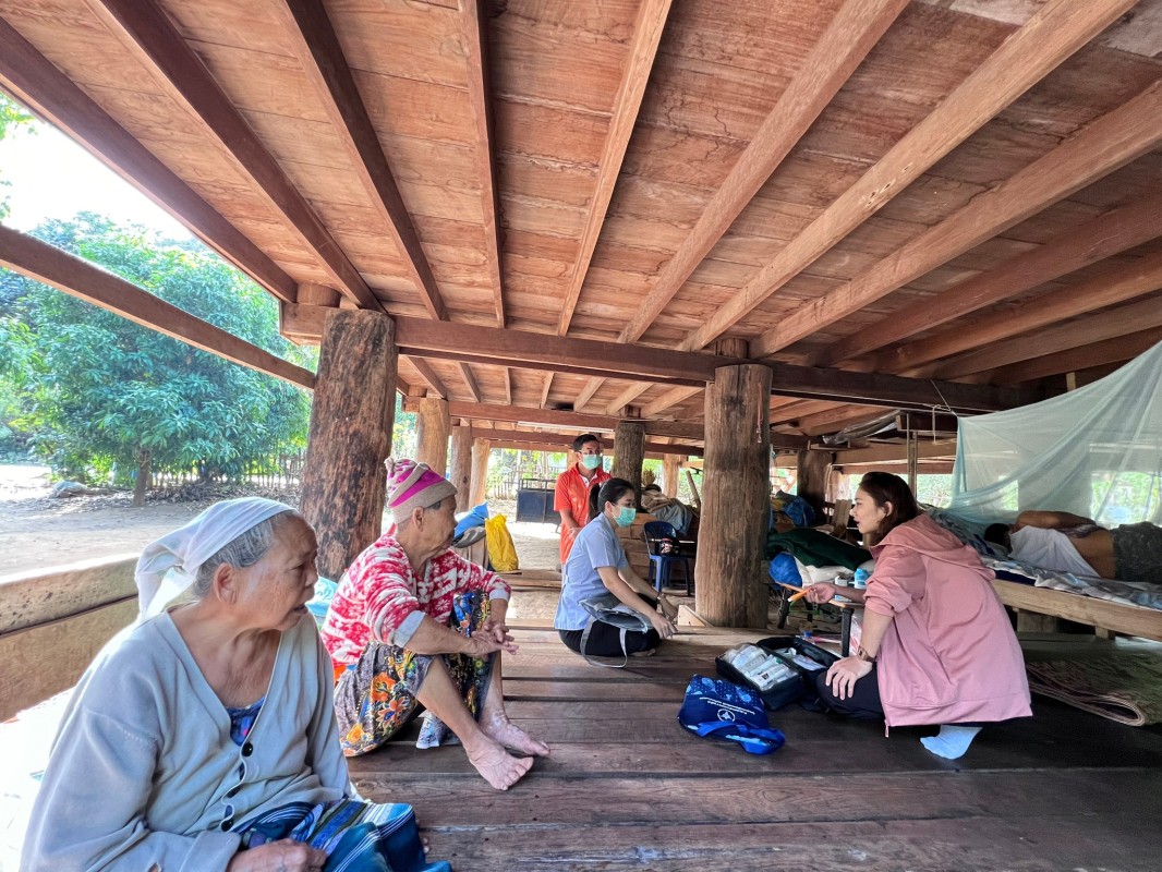 วันที่ 28 พ.ย. 2567 เจ้าหน้าที่ รพ.สต.บ้านสันป่าไร่ ร่วมกับนักกายภาพ รพ.แม่ระมาด เยี่ยมบ้านและติดตามการรักษา ผู้ป่วยกระดูกหักจากอุบัติเหตุ, ผู้ป่วยติดเตียง และผู้ป่วยโรคมะเร็ง