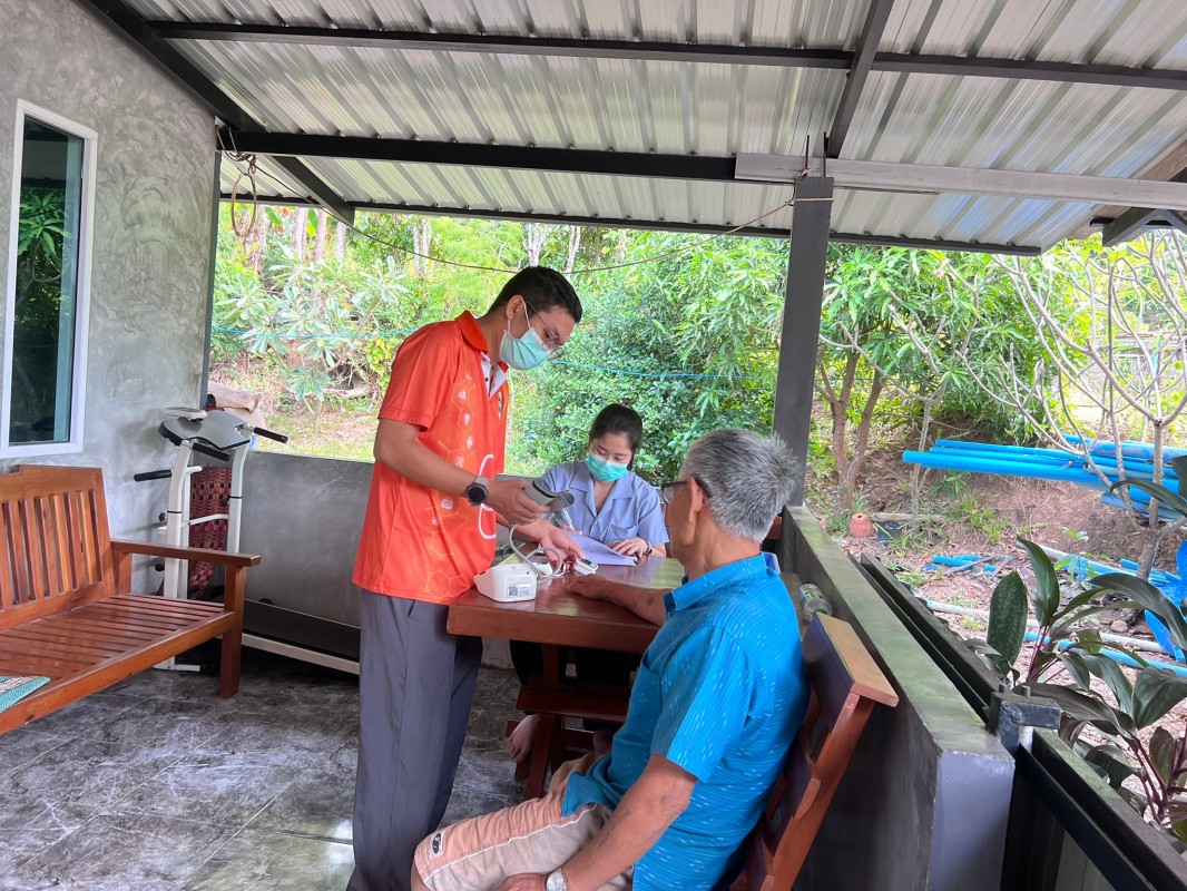 วันที่ 28 พ.ย. 2567 เจ้าหน้าที่ รพ.สต.บ้านสันป่าไร่ ร่วมกับนักกายภาพ รพ.แม่ระมาด เยี่ยมบ้านและติดตามการรักษา ผู้ป่วยกระดูกหักจากอุบัติเหตุ, ผู้ป่วยติดเตียง และผู้ป่วยโรคมะเร็ง