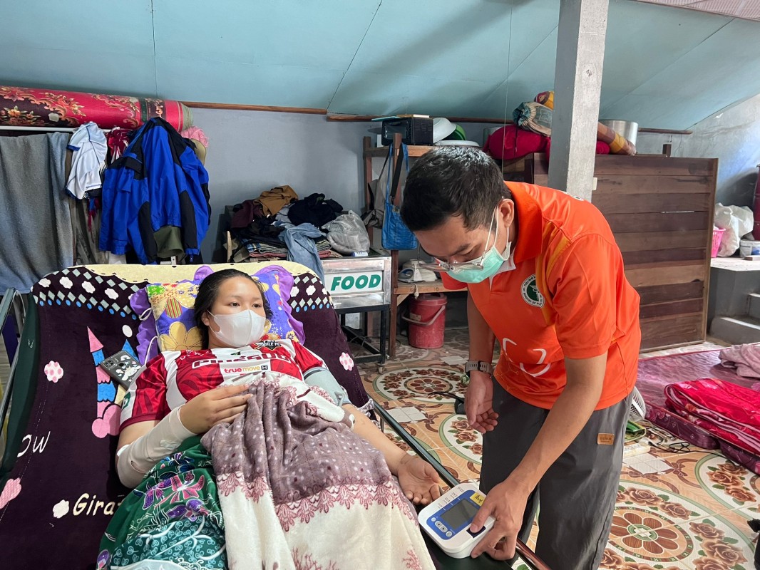 วันที่ 28 พ.ย. 2567 เจ้าหน้าที่ รพ.สต.บ้านสันป่าไร่ ร่วมกับนักกายภาพ รพ.แม่ระมาด เยี่ยมบ้านและติดตามการรักษา ผู้ป่วยกระดูกหักจากอุบัติเหตุ, ผู้ป่วยติดเตียง และผู้ป่วยโรคมะเร็ง