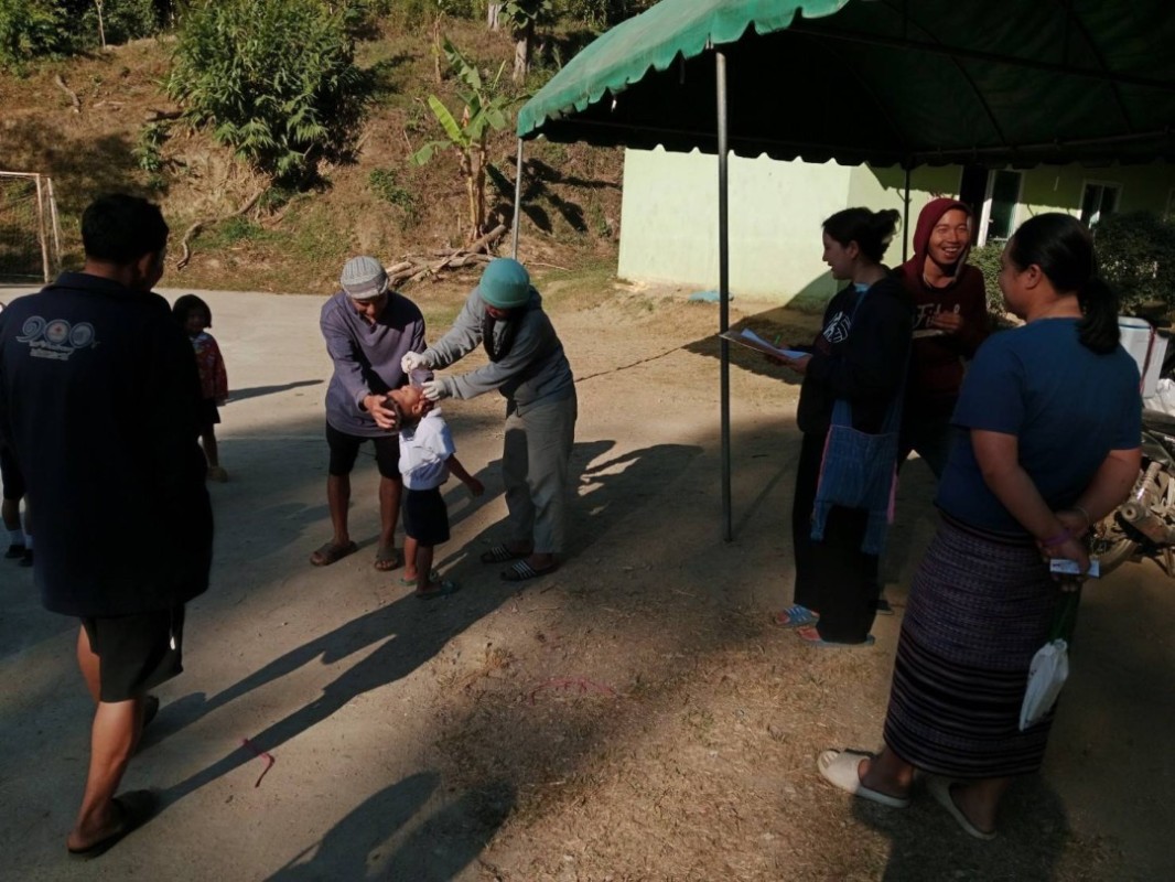 15 ม.ค.68 รพ.สต.บ้านสันป่าไร่ รณรงค์หยอดวัคซีนป้องกันโรคโปลิโอ รอบแรก ในพื้นที่รับผิดชอบ จำนวน 5 หมู่บ้าน ผู้รับบริการ เด็กไทย 183 คน + เด็กต่างชาติ จำนวน 230 คน รวม 413 คน