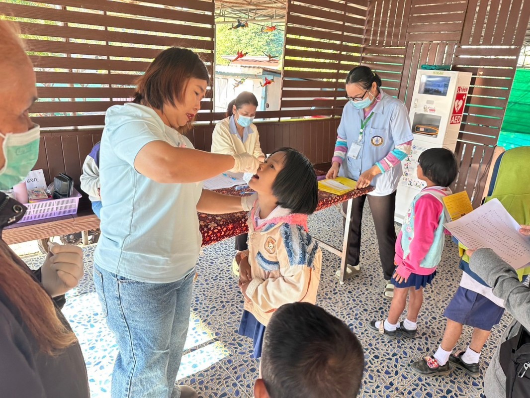 15 ม.ค.68 รพ.สต.บ้านสันป่าไร่ รณรงค์หยอดวัคซีนป้องกันโรคโปลิโอ รอบแรก ในพื้นที่รับผิดชอบ จำนวน 5 หมู่บ้าน ผู้รับบริการ เด็กไทย 183 คน + เด็กต่างชาติ จำนวน 230 คน รวม 413 คน