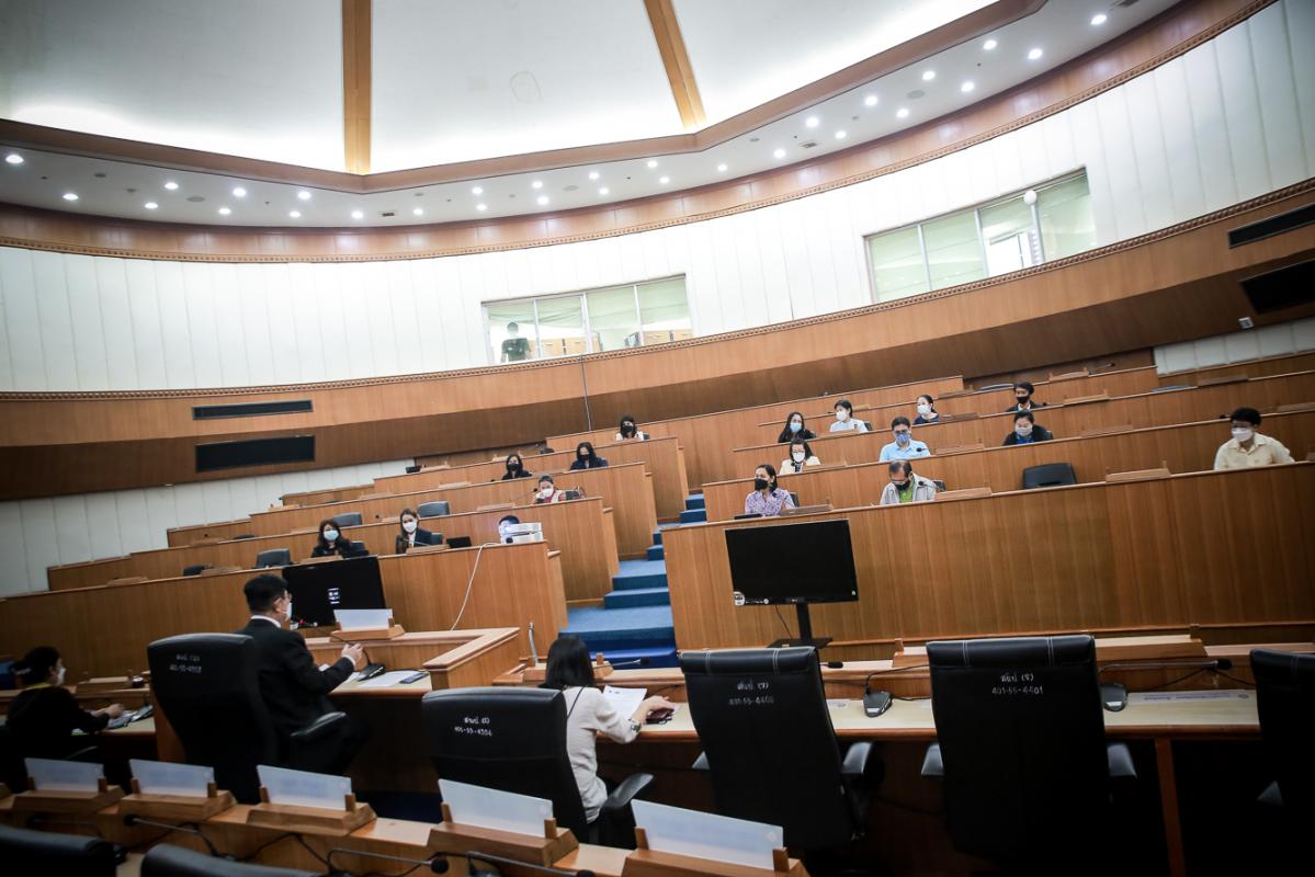 นายก อบจ.ตาก และ ผอ.อุทยานธรณีไม้กลายเป็นหินตาก นำเสนอข้อมูลกับคณะวิจัย เพื่อยกระดับการจัดการท่องเที่ยว