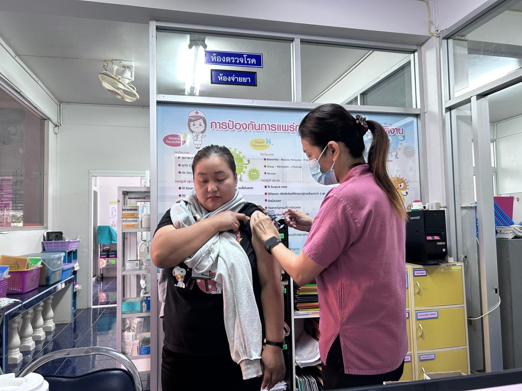 21 ม.ค.68 รพ.สต.บ้านสันป่าไร่ รณรงค์ฉีดวัคซีนป้องกันโรคมะเร็งปากมดลูก(HPV) เข็มที่ 2 ให้แก่ประชาชนกลุ่มเป้าหมาย ในช่วงสัปดาห์รณรงค์ เป็นวันที่สอง