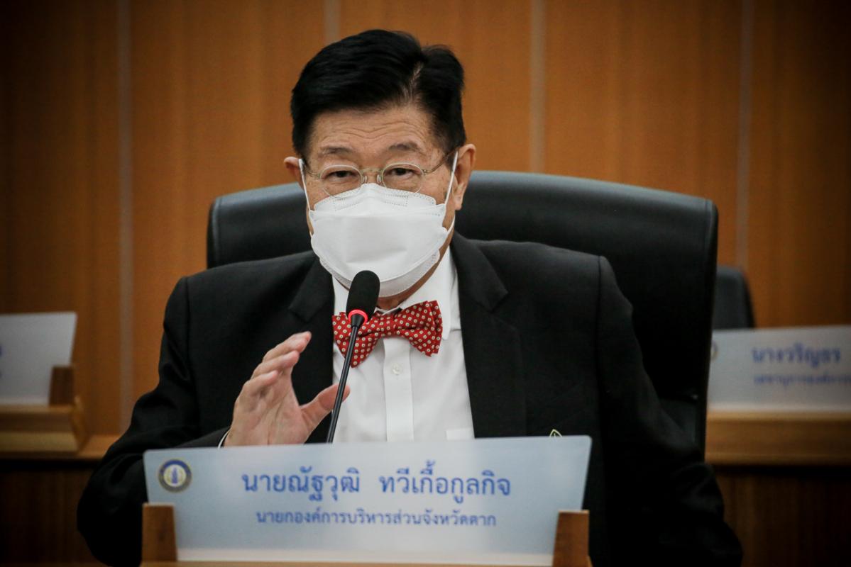 นายก อบจ.ตาก และ ผอ.อุทยานธรณีไม้กลายเป็นหินตาก นำเสนอข้อมูลกับคณะวิจัย เพื่อยกระดับการจัดการท่องเที่ยว