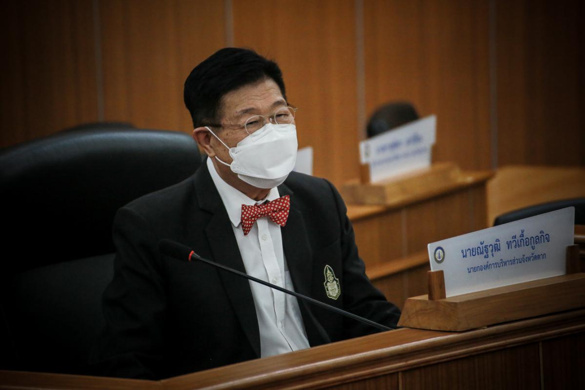 นายก อบจ.ตาก และ ผอ.อุทยานธรณีไม้กลายเป็นหินตาก นำเสนอข้อมูลกับคณะวิจัย เพื่อยกระดับการจัดการท่องเที่ยว