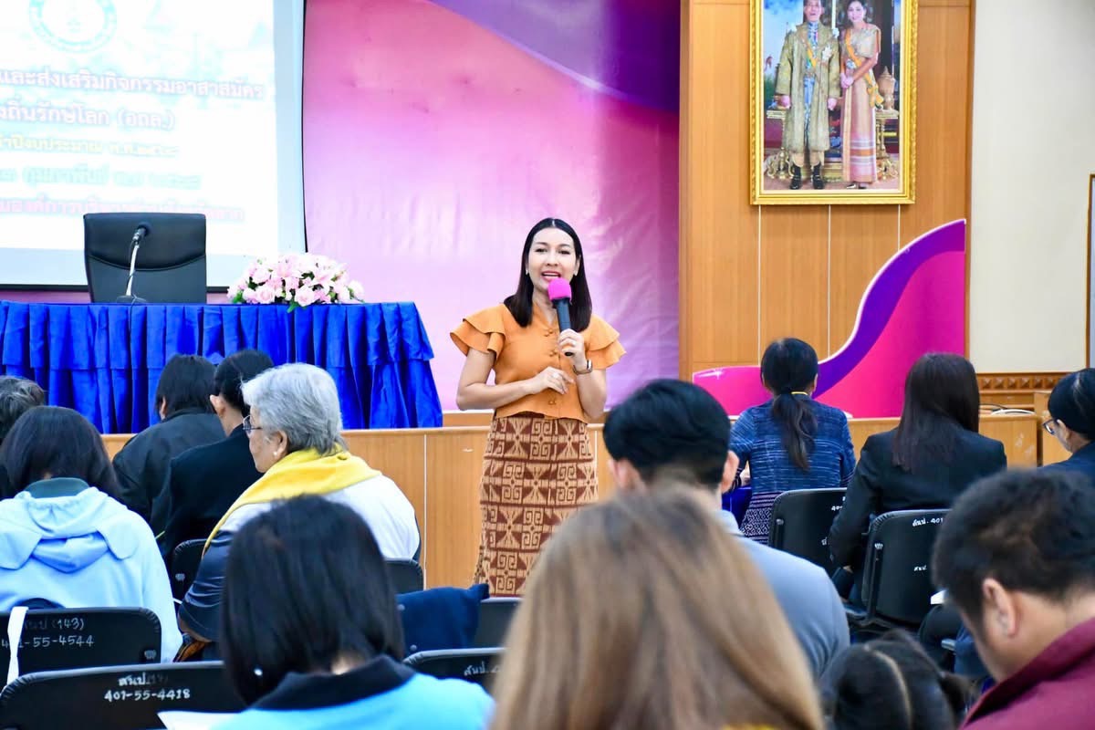 นายก อบจ.ตาก กล่าวต้อนรับและพบปะพูดคุยกับผู้เข้ารับการอบรมและส่งเสริมกิจกรรมอาสาสมัครท้องถิ่นรักษ์โลก (อถล.)