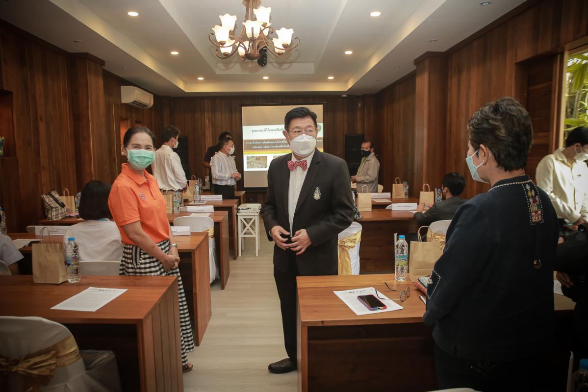 นายก อบจ.ตาก และ ผอ.อุทยานธรณีไม้กลายเป็นหินตาก นำเสนอข้อมูลกับคณะวิจัย เพื่อยกระดับการจัดการท่องเที่ยว