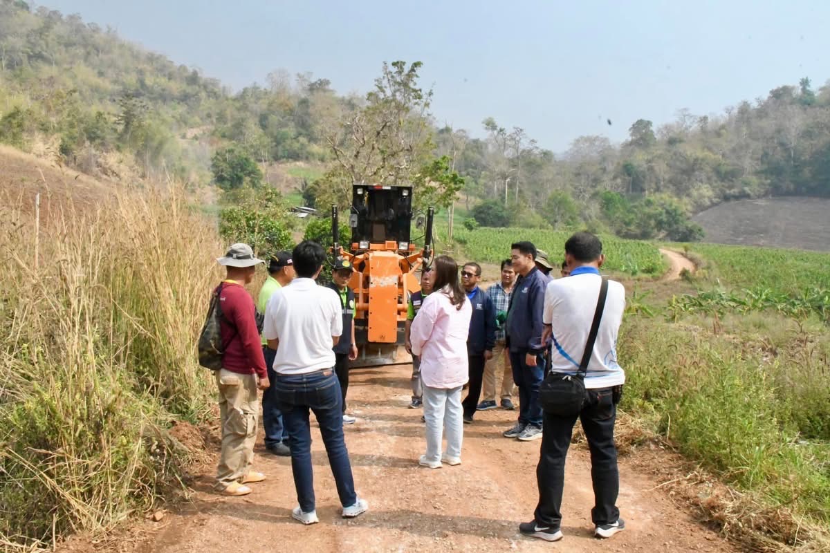 นายก อบจ.ตาก ลงพื้นที่ตรวจการทำงานของเครื่องจักรกลหนัก ในพื้นที่ ต.พระธาตุผาแดง อ.แม่สอด จ.ตาก