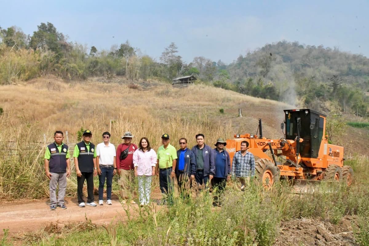 นายก อบจ.ตาก ลงพื้นที่ตรวจการทำงานของเครื่องจักรกลหนัก ในพื้นที่ ต.พระธาตุผาแดง อ.แม่สอด จ.ตาก