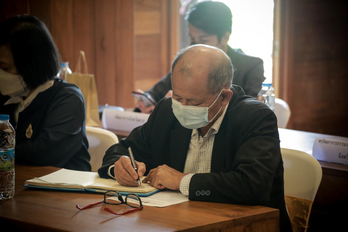 นายก อบจ.ตาก และ ผอ.อุทยานธรณีไม้กลายเป็นหินตาก นำเสนอข้อมูลกับคณะวิจัย เพื่อยกระดับการจัดการท่องเที่ยว