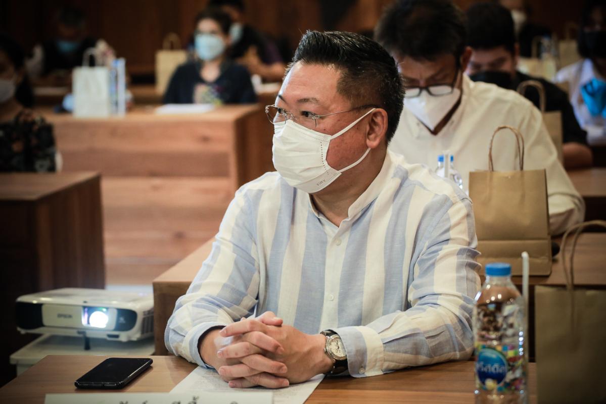 นายก อบจ.ตาก และ ผอ.อุทยานธรณีไม้กลายเป็นหินตาก นำเสนอข้อมูลกับคณะวิจัย เพื่อยกระดับการจัดการท่องเที่ยว