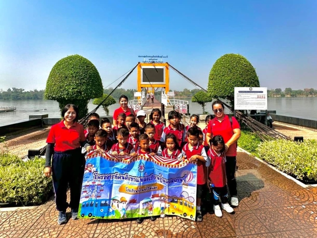 รถไฟนำเที่ยว อบจ.ตาก ออกบริการนำเที่ยวให้กับคณะครูและนักเรียนโรงเรียนบ้านท่าไม้แดง