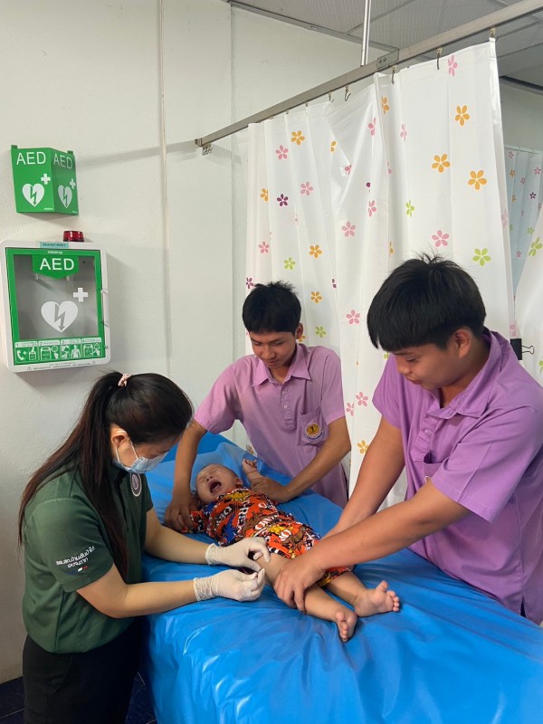 12 มี.ค.68 รพ.สต.บ้านสันป่าไร่ ให้บริการฉีดวัคซีนเด็ก อายุ 2 เดือน ถึง 4 ปี จำนวน 29 คน และตรวจสุขภาพช่องปาก , เคลือบฟลูออไรด์ , ให้ทันตสุขศึกษาแก่ผู้ปกครองเด็ก , เจาะเลือดตรวจ Hct , จ่ายยา para syr และ ferrous syr