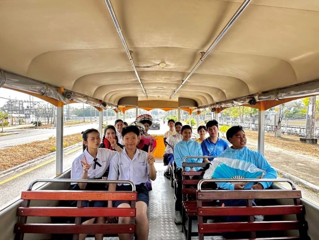 รถไฟนำเที่ยว อบจ.ตาก ออกบริการนำเที่ยวให้กับคณะครูและนักเรียนโรงเรียนเทศบาล 1 กิตติขจร