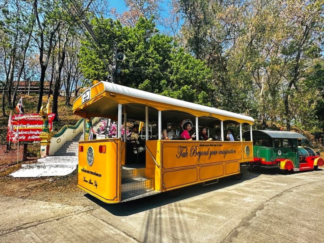 รถไฟนำเที่ยว อบจ.ตาก ออกบริการนำเที่ยวให้กับคณะครูและนักเรียนโรงเรียนเทศบาล 1 กิตติขจร