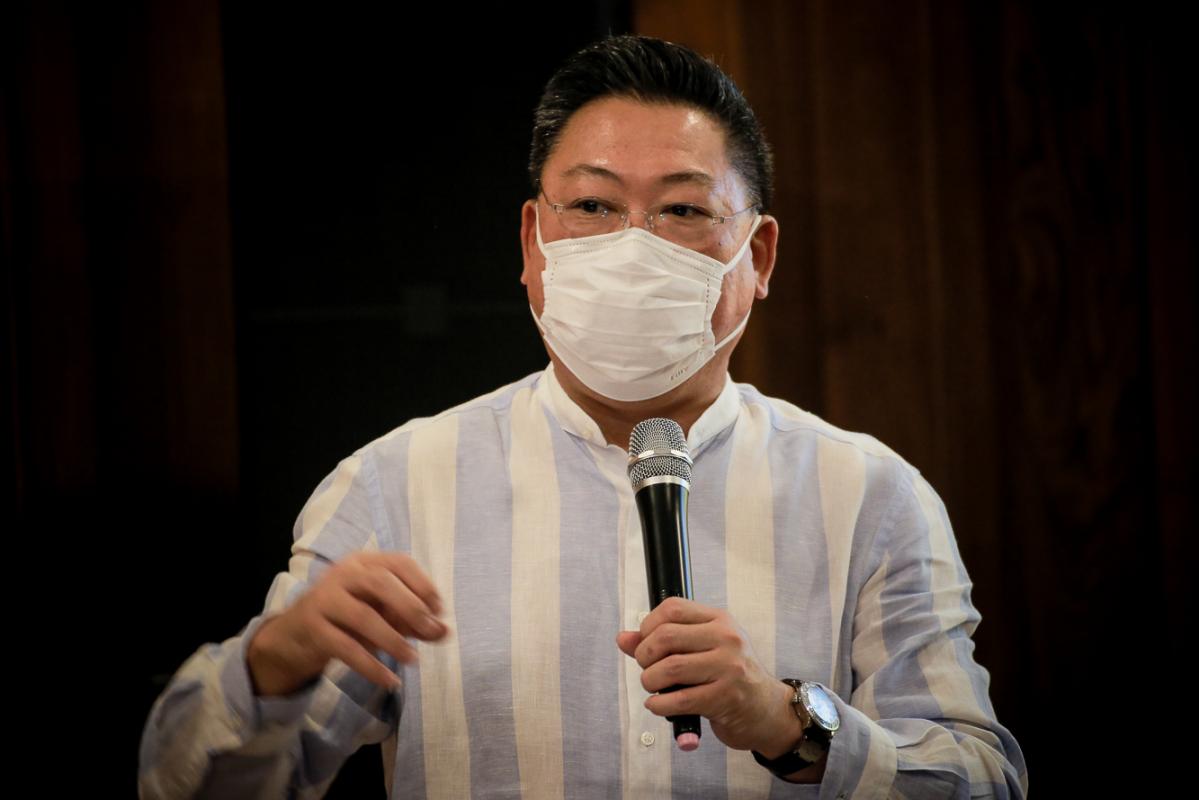 นายก อบจ.ตาก และ ผอ.อุทยานธรณีไม้กลายเป็นหินตาก นำเสนอข้อมูลกับคณะวิจัย เพื่อยกระดับการจัดการท่องเที่ยว