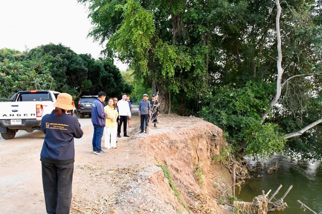 นายก อบจ.ตาก ลงพื้นที่สำรวจปัญหาแม่น้ำปิงกัดเซาะตลิ่งและถนนสายบ้านป่ายาง อ.สามเงา จ.ตาก