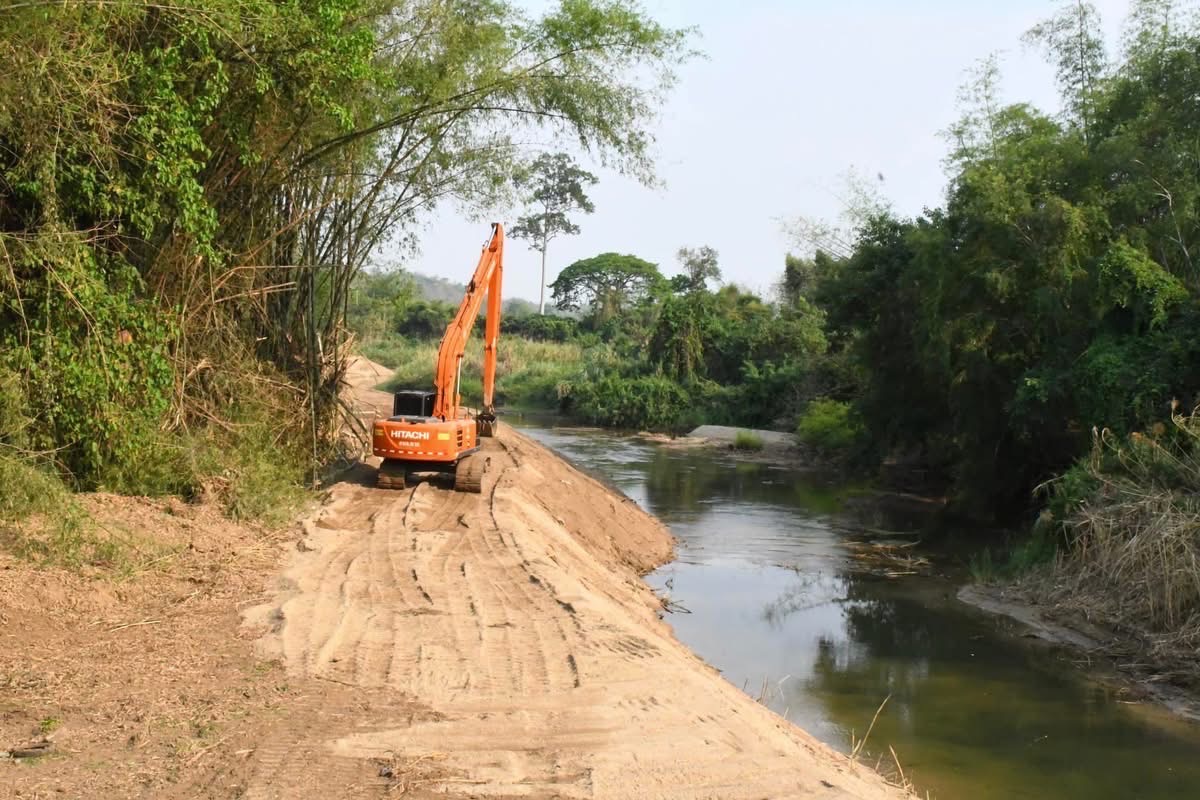 นายก อบจ.ตาก ลงพื้นที่ตรวจการทำงานของเครื่องจักรกลหนัก ในพื้นที่ ต.เชียงทอง อ.วังเจ้า จ.ตาก