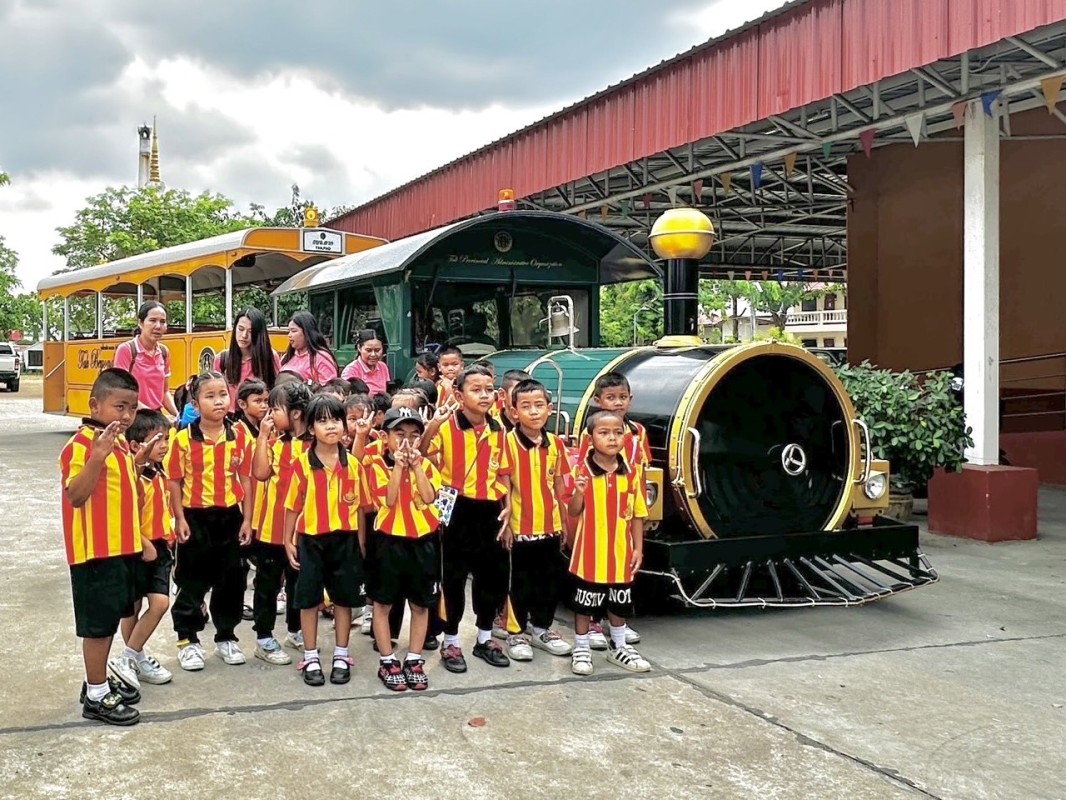 รถไฟนำเที่ยว อบจ.ตาก ออกบริการนำเที่ยวให้กับคณะครูและนักเรียนโรงเรียนเด่นวัวราษฎร์รังสรรค์