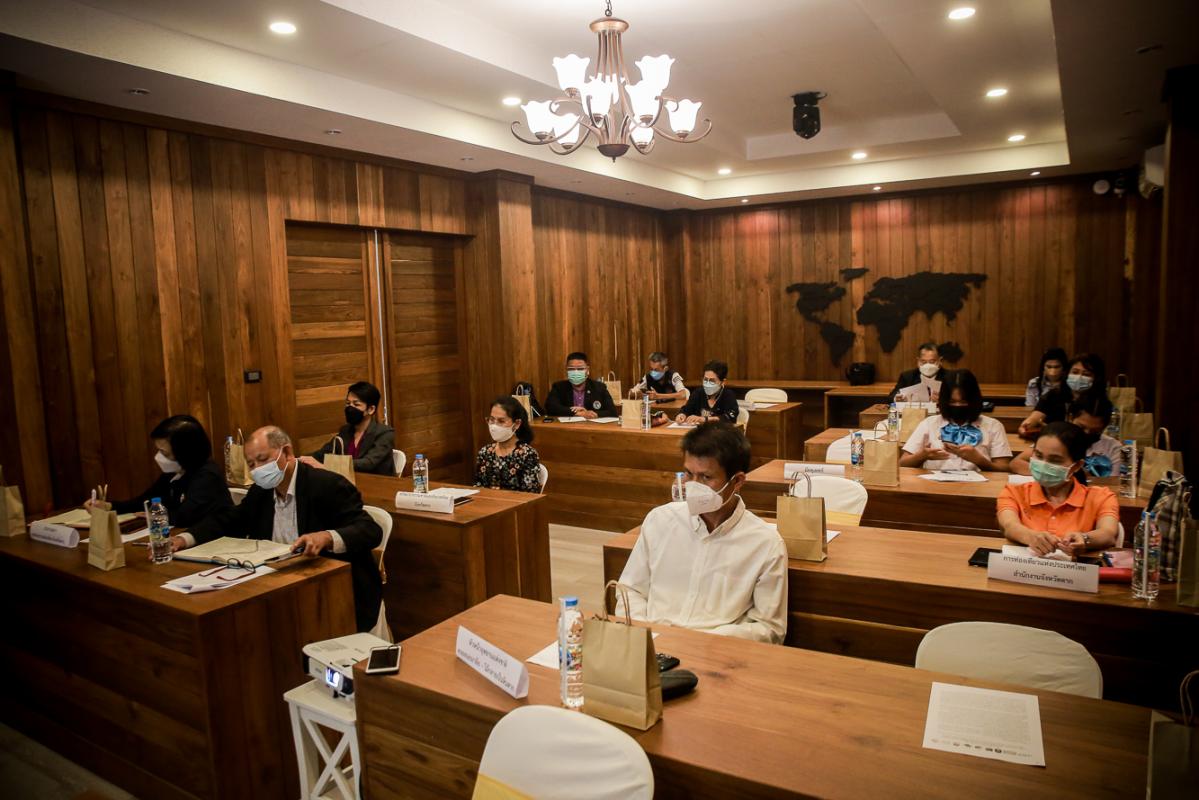 นายก อบจ.ตาก และ ผอ.อุทยานธรณีไม้กลายเป็นหินตาก นำเสนอข้อมูลกับคณะวิจัย เพื่อยกระดับการจัดการท่องเที่ยว