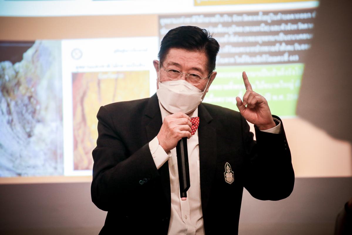 นายก อบจ.ตาก และ ผอ.อุทยานธรณีไม้กลายเป็นหินตาก นำเสนอข้อมูลกับคณะวิจัย เพื่อยกระดับการจัดการท่องเที่ยว