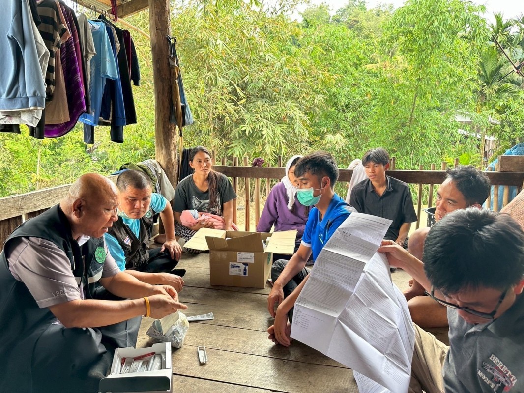 11 เมษายน 2568 นายกัณตพงศ์ ฉลากมงคล ผู้ช่วยเจ้าหน้าที่สาธารณสุขและน.ส.รุจิพร กุลธรรมอนุตระ พนักงานบริการ ประจำสสช.บ้านห้วยกระทิง ร่วมกับทีมศูนย์ควบคุมโรคติดต่อนำโดยแมลงแม่สอด หน่วยควบคุมโรคติดต่อนำโดยแมลง แม่จะเรา สสอ.แม่ระมาด รพ.แม่ระมาดและอสม.ม.6 บ้านห้