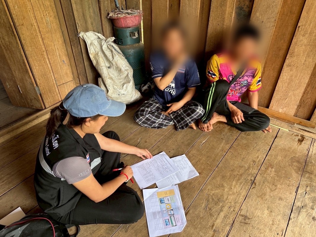 11 เมษายน 2568 นายกัณตพงศ์ ฉลากมงคล ผู้ช่วยเจ้าหน้าที่สาธารณสุขและน.ส.รุจิพร กุลธรรมอนุตระ พนักงานบริการ ประจำสสช.บ้านห้วยกระทิง ร่วมกับทีมศูนย์ควบคุมโรคติดต่อนำโดยแมลงแม่สอด หน่วยควบคุมโรคติดต่อนำโดยแมลง แม่จะเรา สสอ.แม่ระมาด รพ.แม่ระมาดและอสม.ม.6 บ้านห้