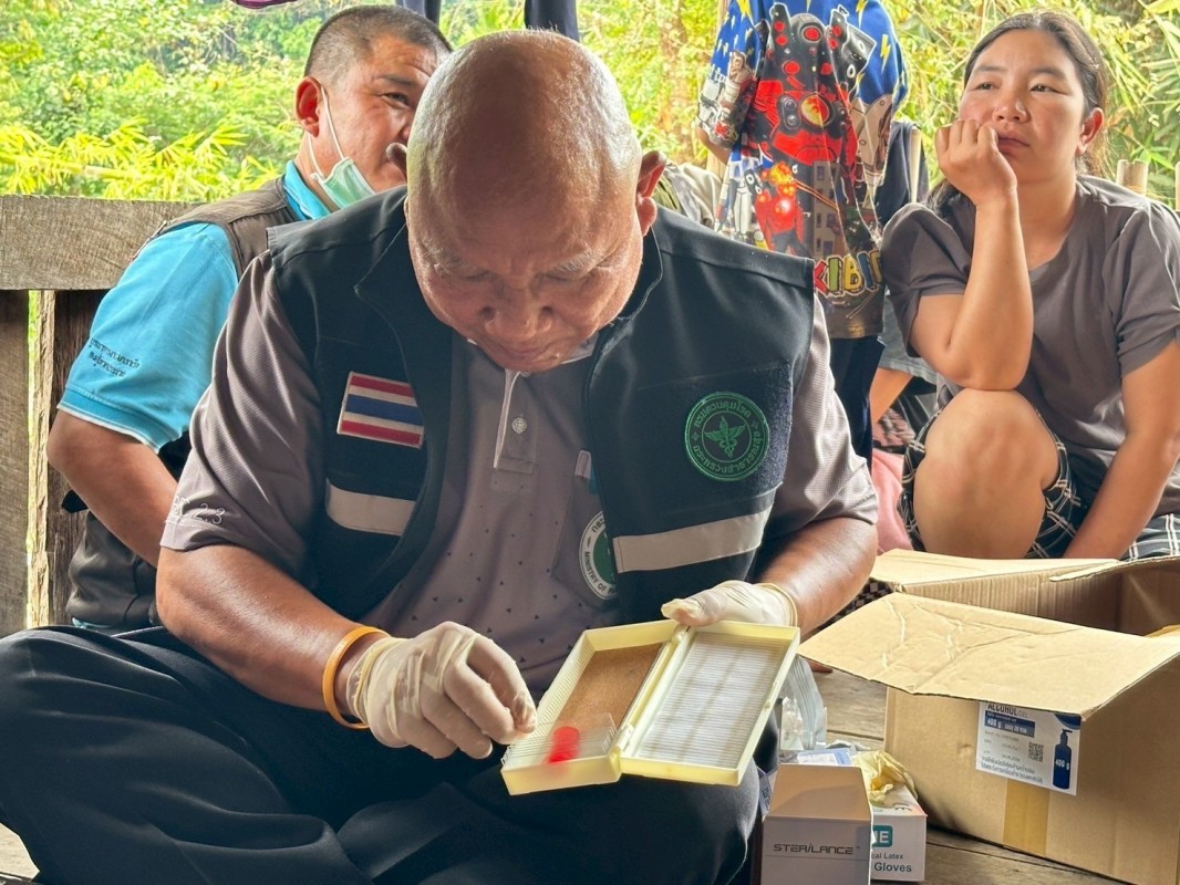 11 เมษายน 2568 นายกัณตพงศ์ ฉลากมงคล ผู้ช่วยเจ้าหน้าที่สาธารณสุขและน.ส.รุจิพร กุลธรรมอนุตระ พนักงานบริการ ประจำสสช.บ้านห้วยกระทิง ร่วมกับทีมศูนย์ควบคุมโรคติดต่อนำโดยแมลงแม่สอด หน่วยควบคุมโรคติดต่อนำโดยแมลง แม่จะเรา สสอ.แม่ระมาด รพ.แม่ระมาดและอสม.ม.6 บ้านห้