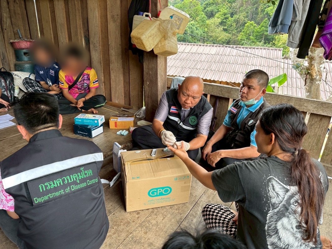 11 เมษายน 2568 นายกัณตพงศ์ ฉลากมงคล ผู้ช่วยเจ้าหน้าที่สาธารณสุขและน.ส.รุจิพร กุลธรรมอนุตระ พนักงานบริการ ประจำสสช.บ้านห้วยกระทิง ร่วมกับทีมศูนย์ควบคุมโรคติดต่อนำโดยแมลงแม่สอด หน่วยควบคุมโรคติดต่อนำโดยแมลง แม่จะเรา สสอ.แม่ระมาด รพ.แม่ระมาดและอสม.ม.6 บ้านห้