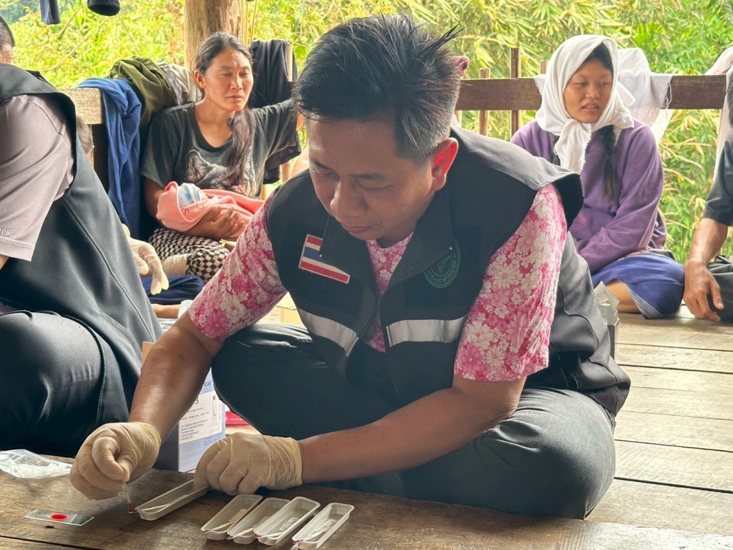 11 เมษายน 2568 นายกัณตพงศ์ ฉลากมงคล ผู้ช่วยเจ้าหน้าที่สาธารณสุขและน.ส.รุจิพร กุลธรรมอนุตระ พนักงานบริการ ประจำสสช.บ้านห้วยกระทิง ร่วมกับทีมศูนย์ควบคุมโรคติดต่อนำโดยแมลงแม่สอด หน่วยควบคุมโรคติดต่อนำโดยแมลง แม่จะเรา สสอ.แม่ระมาด รพ.แม่ระมาดและอสม.ม.6 บ้านห้