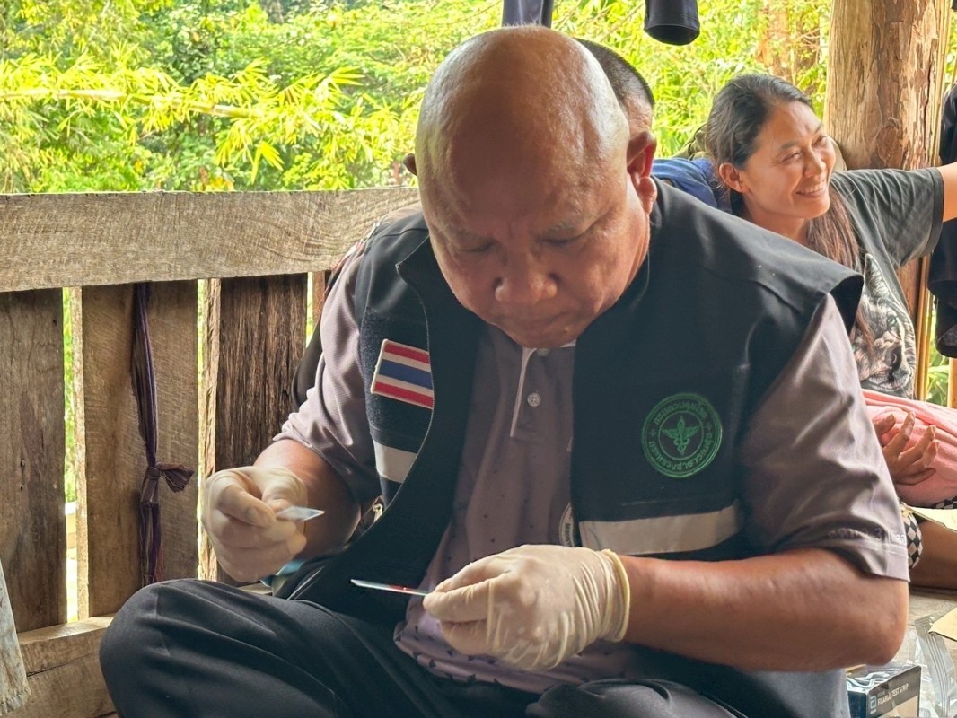 11 เมษายน 2568 นายกัณตพงศ์ ฉลากมงคล ผู้ช่วยเจ้าหน้าที่สาธารณสุขและน.ส.รุจิพร กุลธรรมอนุตระ พนักงานบริการ ประจำสสช.บ้านห้วยกระทิง ร่วมกับทีมศูนย์ควบคุมโรคติดต่อนำโดยแมลงแม่สอด หน่วยควบคุมโรคติดต่อนำโดยแมลง แม่จะเรา สสอ.แม่ระมาด รพ.แม่ระมาดและอสม.ม.6 บ้านห้