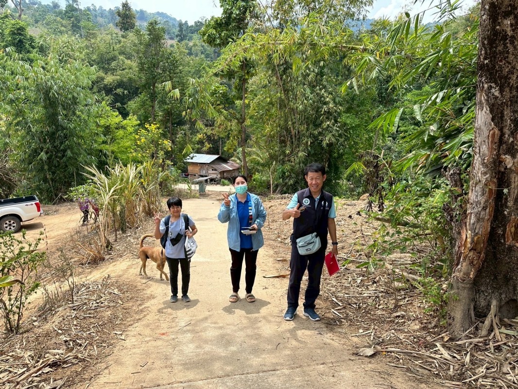 11 เมษายน 2568 นายกัณตพงศ์ ฉลากมงคล ผู้ช่วยเจ้าหน้าที่สาธารณสุขและน.ส.รุจิพร กุลธรรมอนุตระ พนักงานบริการ ประจำสสช.บ้านห้วยกระทิง ร่วมกับทีมศูนย์ควบคุมโรคติดต่อนำโดยแมลงแม่สอด หน่วยควบคุมโรคติดต่อนำโดยแมลง แม่จะเรา สสอ.แม่ระมาด รพ.แม่ระมาดและอสม.ม.6 บ้านห้