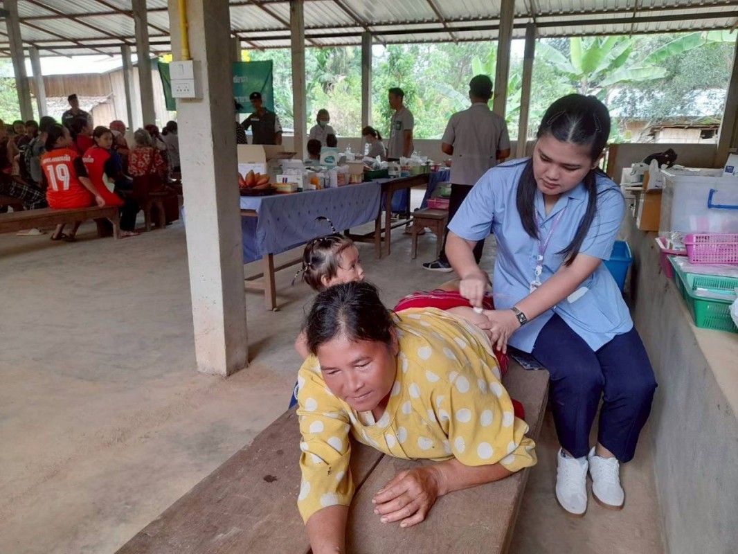 8 พฤษภาคม 2568 นายกันตพงศ์ ฉลากมงคล ผู้ช่วยเจ้าหน้าที่สาธารณสุข สสช.บ้านห้วยกระทิง ร่วมกับโรงพยาบาลแม่ระมาด นำโดย พญ.นันทวรรณ นันทหาร ออกหน่วยแพทย์เคลื่อนที่ พอ.สว. ที่ ม.7 บ้านพะนิกรี มีผู้มารับบริการตรวจรักษาโรคทั่วไป จำนวน 84 คน