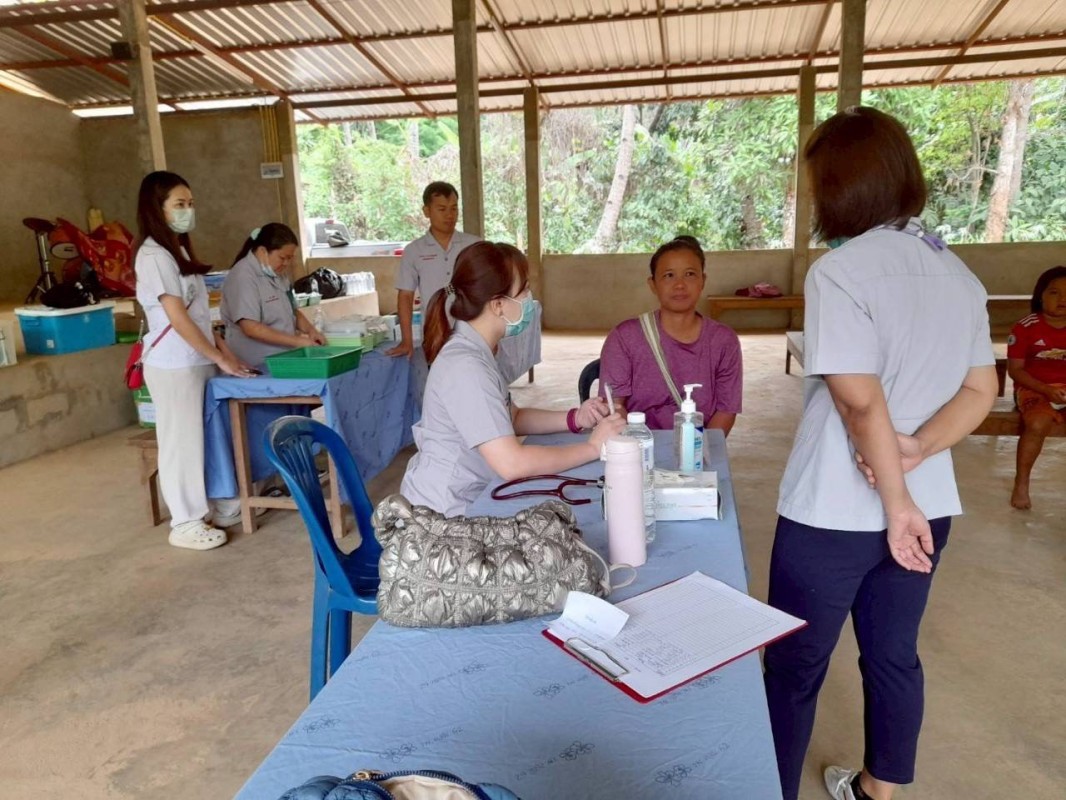 8 พฤษภาคม 2568 นายกันตพงศ์ ฉลากมงคล ผู้ช่วยเจ้าหน้าที่สาธารณสุข สสช.บ้านห้วยกระทิง ร่วมกับโรงพยาบาลแม่ระมาด นำโดย พญ.นันทวรรณ นันทหาร ออกหน่วยแพทย์เคลื่อนที่ พอ.สว. ที่ ม.7 บ้านพะนิกรี มีผู้มารับบริการตรวจรักษาโรคทั่วไป จำนวน 84 คน