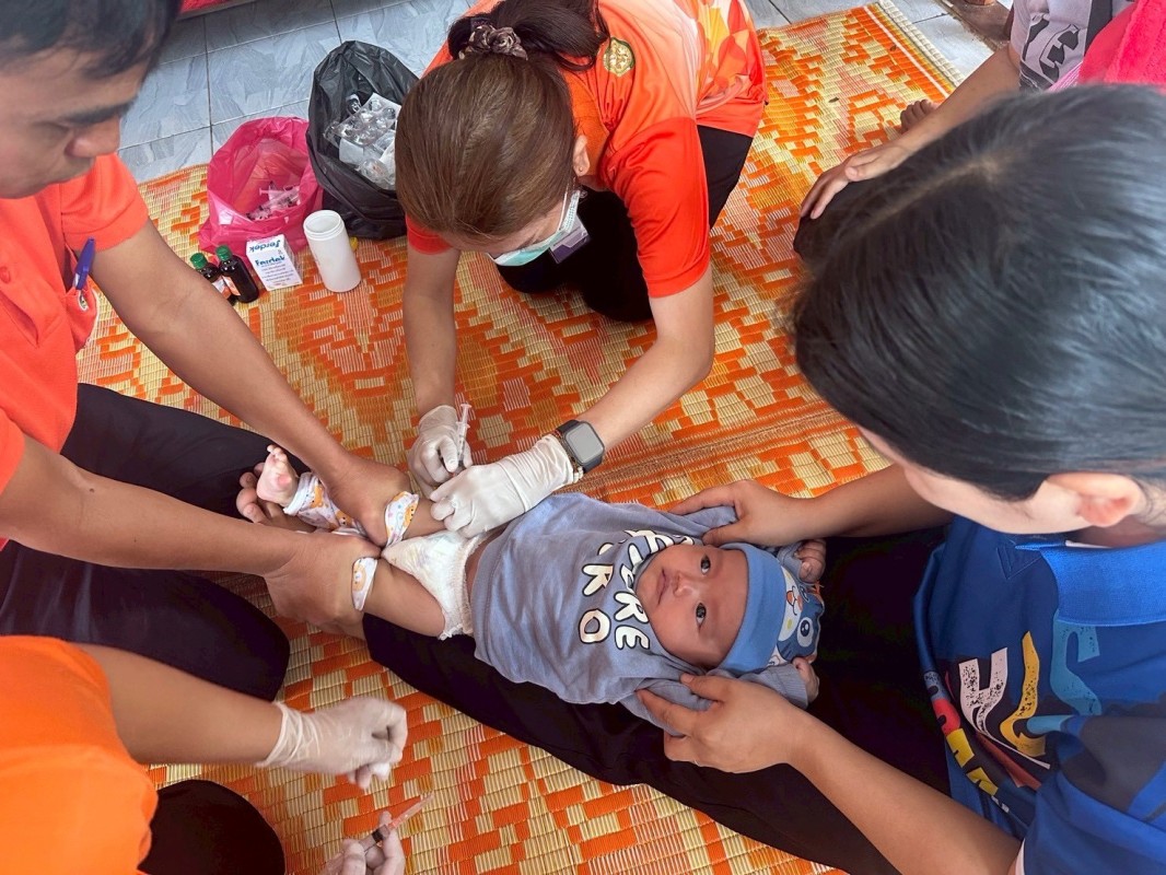 15 พ.ค.2568 รพ.สต.บ้านสันป่าไร่ ออกหน่วยฉีดวัคซีนเด็ก อายุ 2 เดือน ถึง 4 ปี เขต สสช.ห้วยกระทิง (หมู่ 6 ตำบลพระธาตุ)จำนวน 12 ราย ,เจาะเลือดตรวจ hct , จ่ายยา para syr , ferrous syr และ ประชุม อสม.หมู่ 6 บ้านห้วยกระทิง