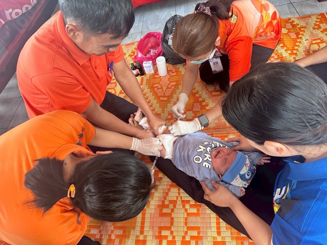 15 พ.ค.2568 รพ.สต.บ้านสันป่าไร่ ออกหน่วยฉีดวัคซีนเด็ก อายุ 2 เดือน ถึง 4 ปี เขต สสช.ห้วยกระทิง (หมู่ 6 ตำบลพระธาตุ)จำนวน 12 ราย ,เจาะเลือดตรวจ hct , จ่ายยา para syr , ferrous syr และ ประชุม อสม.หมู่ 6 บ้านห้วยกระทิง