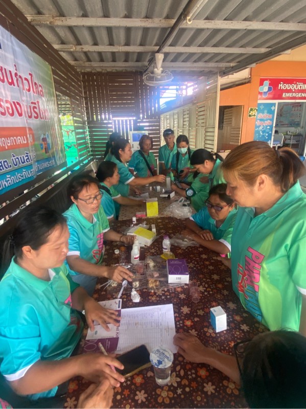 14-16 พฤษภาคม 2568 นายอดิศร เทียนพานิช ผอ.รพ.สต.บ้านสันป่าไร่ ร่วมกับอสม.นักวิทยาศาสตร์การแพทย์ชุมชนและอสม.ม.5 บ้านสันป่าไร่ สำรวจ เก็บตัวอย่าง และตรวจสารปนเปื้อนในอาหารสด /สารโพลาร์ในน้ำมันทอดซ้ำ หมู่ที่ 5 บ้านสันป่าไร่  8 ร้าน จำนวน 63 ตัวอย่าง โดยมีการ