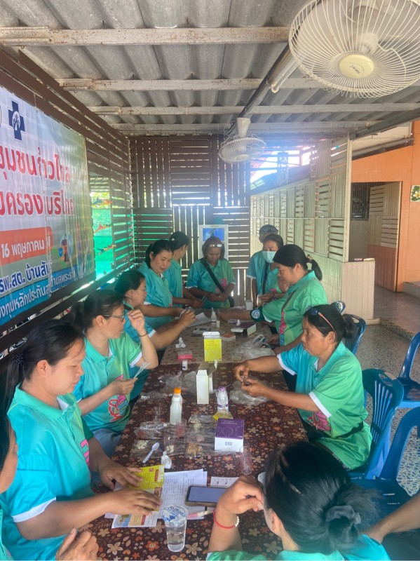 14-16 พฤษภาคม 2568 นายอดิศร เทียนพานิช ผอ.รพ.สต.บ้านสันป่าไร่ ร่วมกับอสม.นักวิทยาศาสตร์การแพทย์ชุมชนและอสม.ม.5 บ้านสันป่าไร่ สำรวจ เก็บตัวอย่าง และตรวจสารปนเปื้อนในอาหารสด /สารโพลาร์ในน้ำมันทอดซ้ำ หมู่ที่ 5 บ้านสันป่าไร่  8 ร้าน จำนวน 63 ตัวอย่าง โดยมีการ