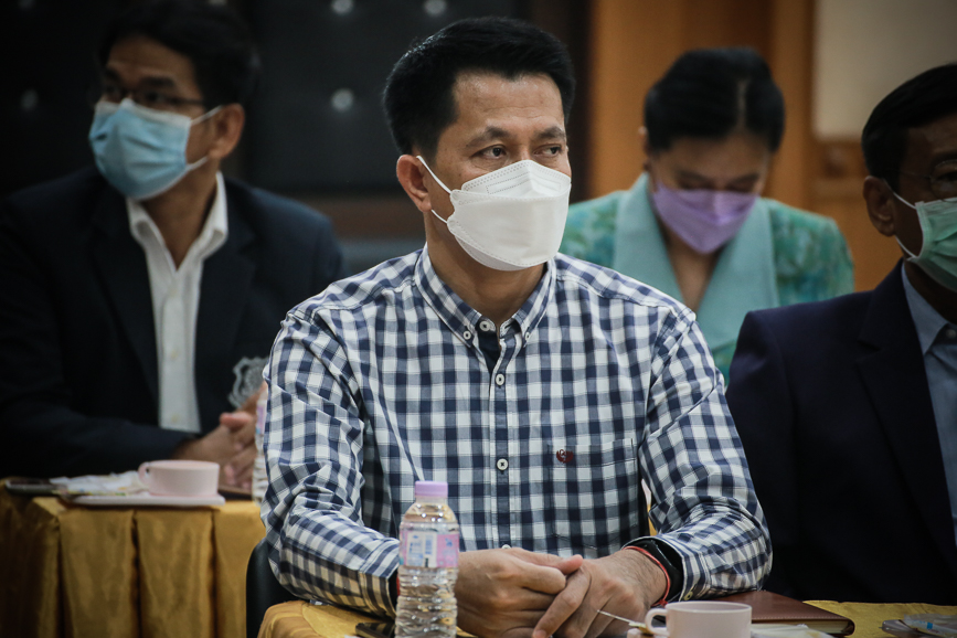 เข้าร่วมประชุม ร่วมกับ หน่วยงานทางการศึกษาจังหวัดตาก เพื่อหารือแนวทางการดำเนินโครงกาวันที่ 1 ธันวาคม 2564 นายณัฐวุฒิ ทวีเกื้อกูลกิจ นายกองค์การบริหารส่วนจังหวัดตาก มอบหมายให้ นางวันทนา วิรัชเกษม รองปลัดองค์การบริหารส่วนจังหวัด รักษาราชการแทน ปลัดองค์การบร