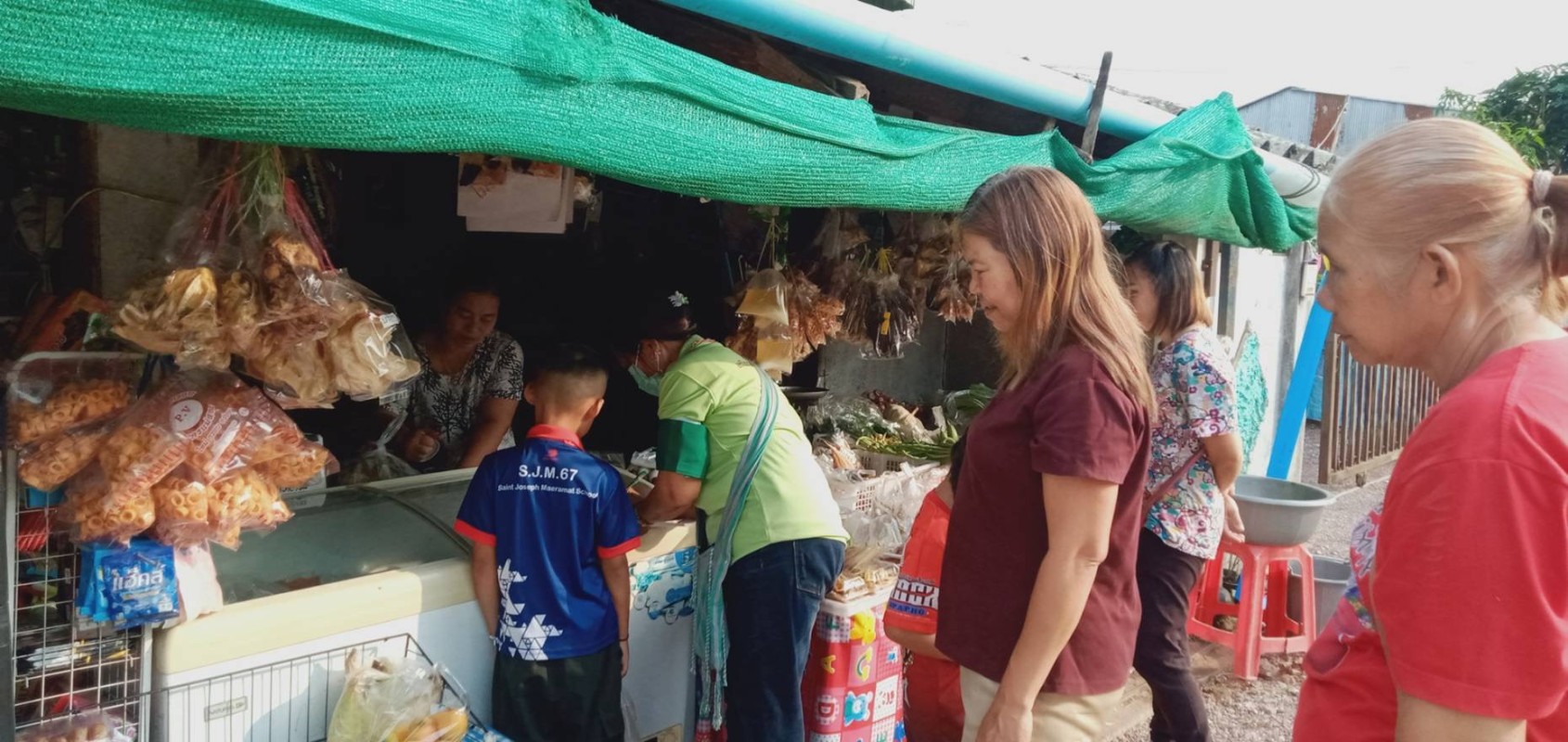 14-16 พฤษภาคม 2568 นายอดิศร เทียนพานิช ผอ.รพ.สต.บ้านสันป่าไร่ ร่วมกับอสม.นักวิทยาศาสตร์การแพทย์ชุมชนและอสม.ม.5 บ้านสันป่าไร่ สำรวจ เก็บตัวอย่าง และตรวจสารปนเปื้อนในอาหารสด /สารโพลาร์ในน้ำมันทอดซ้ำ หมู่ที่ 5 บ้านสันป่าไร่  8 ร้าน จำนวน 63 ตัวอย่าง โดยมีการ