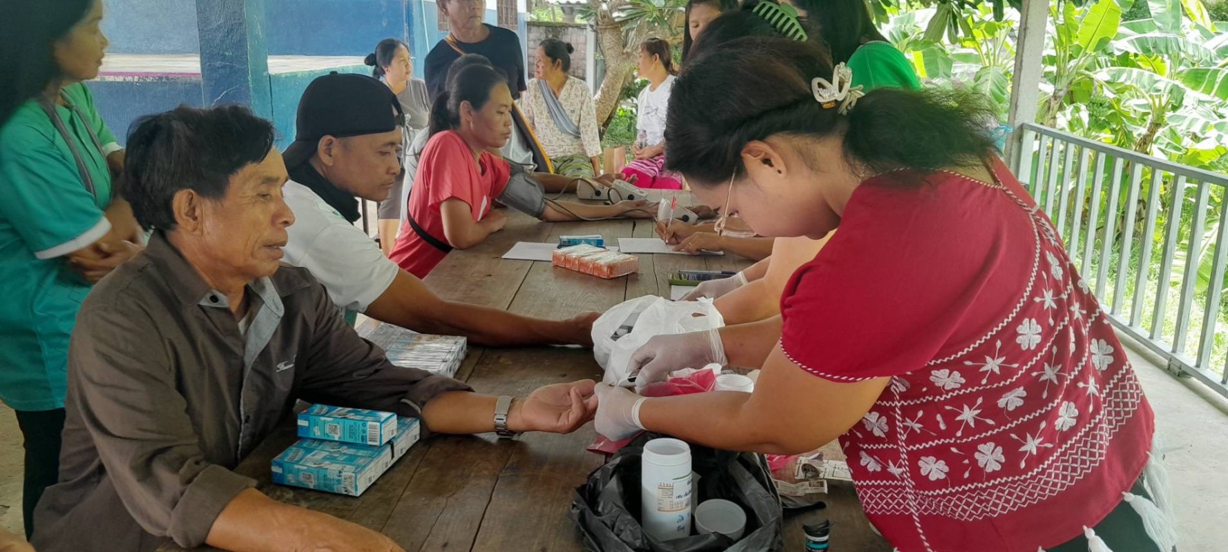 18 พฤษภาคม 2568 นางเสาร์แก้ว อ่วมพิทยา เจ้าพนักงานสาธารณสุข รพ.สต.บ้านสันป่าไร่ ร่วมกับเครือข่ายแม่ยุคใหม่ใส่ใจสุขภาพ จัดอบรมโครงการเสริมสร้างความรู้แก่กลุ่มเสี่ยง“NCD “โรคที่คุณสร้างเอง ณ โรงเรียนบ้านป่าไร่เหนือ มีกลุ่มเสี่ยงเข้ารับการอบรม จำนวน 130 คน โ