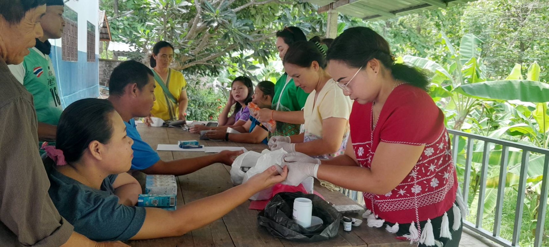 18 พฤษภาคม 2568 นางเสาร์แก้ว อ่วมพิทยา เจ้าพนักงานสาธารณสุข รพ.สต.บ้านสันป่าไร่ ร่วมกับเครือข่ายแม่ยุคใหม่ใส่ใจสุขภาพ จัดอบรมโครงการเสริมสร้างความรู้แก่กลุ่มเสี่ยง“NCD “โรคที่คุณสร้างเอง ณ โรงเรียนบ้านป่าไร่เหนือ มีกลุ่มเสี่ยงเข้ารับการอบรม จำนวน 130 คน โ